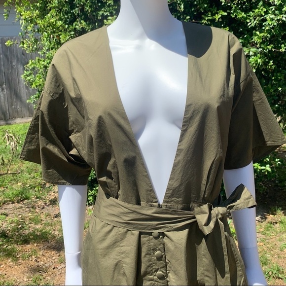 💋NWT Lovers + Friends Plunging Utility Short Romper - Picture 5 of 15